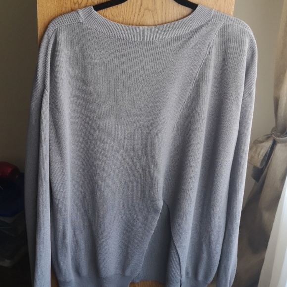 Bundle low-V knitted top with silk camisole - Picture 3 of 9